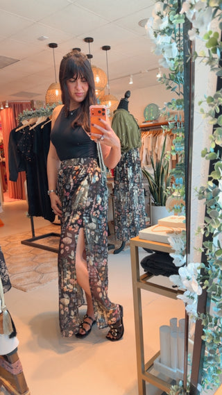 TodasRefaz Deep Black & Floral Skirt
